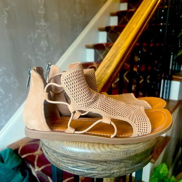 Lucky Brand Bartega, ladies, gladiator style sandals back NWOT 7 1/2 Tan - Picture 3 of 9